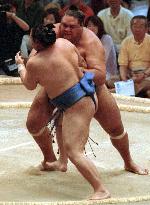 Unbeaten yokozuna Akebono beats Oginishiki in Nagoya sumo